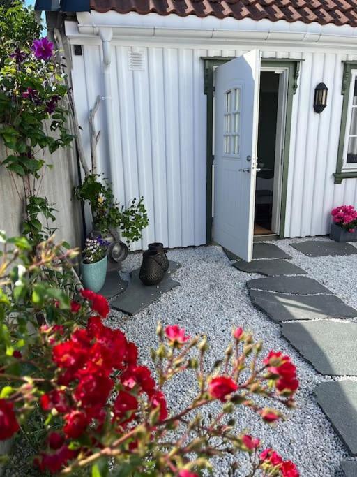 Idyllisk Lite Anneks Med Enestaende Uteplass Larvik Kültér fotó