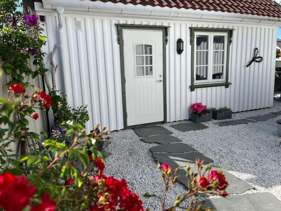 Idyllisk Lite Anneks Med Enestaende Uteplass Larvik Kültér fotó